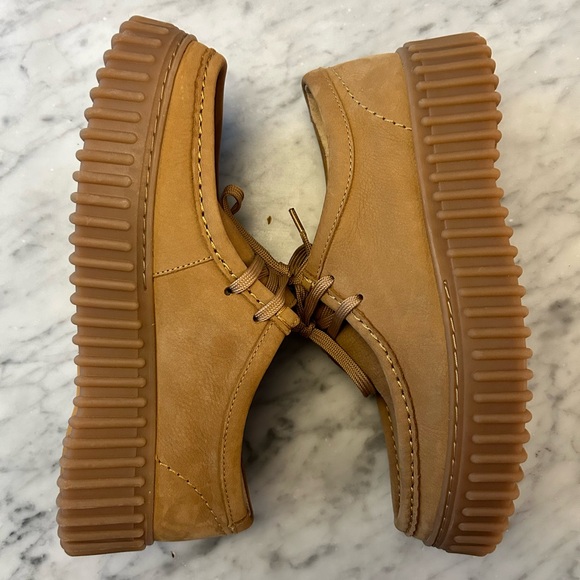 Clarks Torhill Bee Tan Shoes - Picture 6 of 9